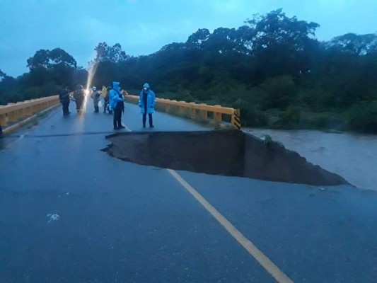 ¡Puentes derrumbados, desbordes y deslizamientos! Huracán Eta sigue causando daños en Honduras