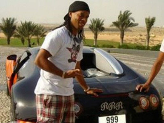 ¡De lujo! Los impresionantes autos que se ha comprado Ronaldinho en su carrera