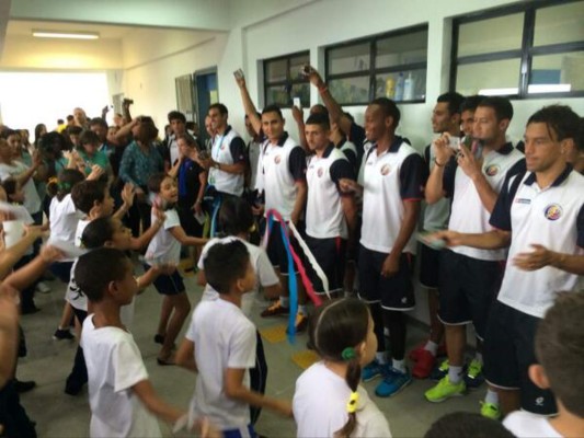 Costa Rica compartió con niños de una escuela de Santos