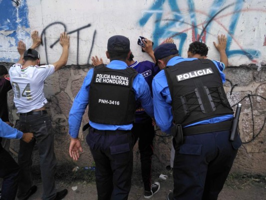 FOTOS: Alta seguridad en el clásico capitalino con tanquetas y fuertes retenes