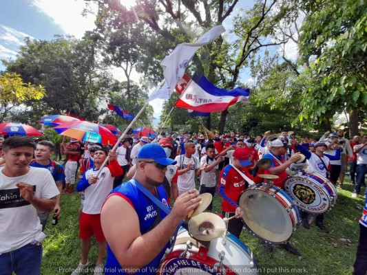 ¡Espectacular! Afición del Olimpia se desborda con banderazo al club y se acuerdan de Motagua