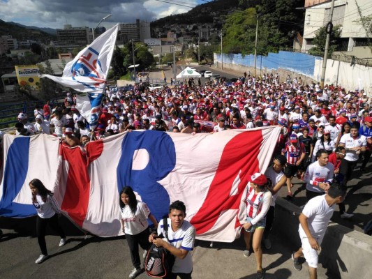 Así fue la llegada de la Ultra Fiel al Estadio Nacional para apoyar al Olimpia