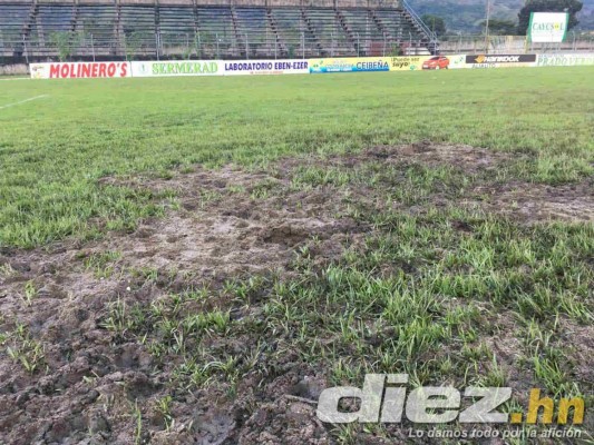¡POTRERO! Así de destrozada está la cancha del estadio de Tocoa