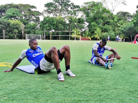 ¡A puerta cerrada, con charla y mucha táctica, la Bicolor está por cerrar su preparación para la Copa Oro!