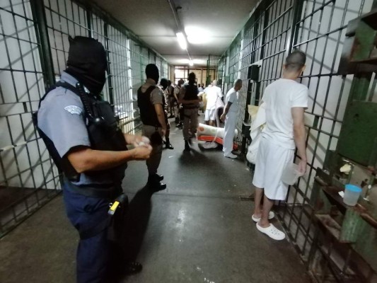 ¡No verán la luz del sol! Pandilleros salvadoreños son aislados en celdas oscuras y calurosas