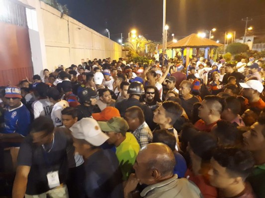 ¡NO SE VIO EN TV! Llenazo, portones cerrados y la eurofia de los progreseños