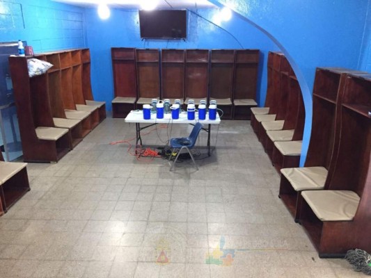 Contraste: Los camerinos de local y de visita en los estadios de Honduras