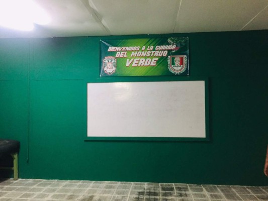 Contraste: Los camerinos de local y de visita en los estadios de Honduras