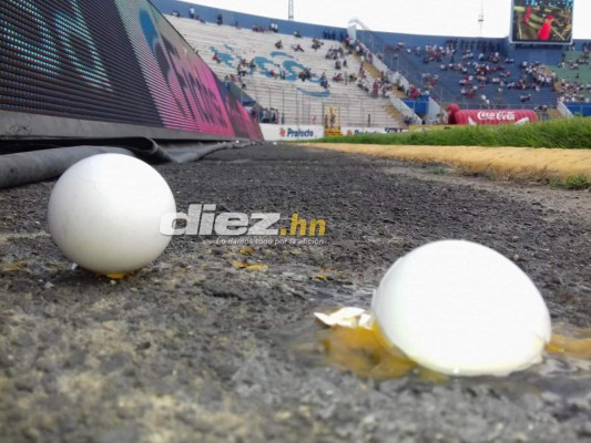 NO VISTE EN TV: Lluvia de huevos, pancartas en el Nacional y chicas lindas