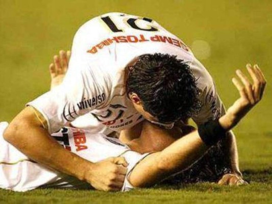 La de Piqué y Deeney, las últimas celebraciones más polémicas en el fútbol