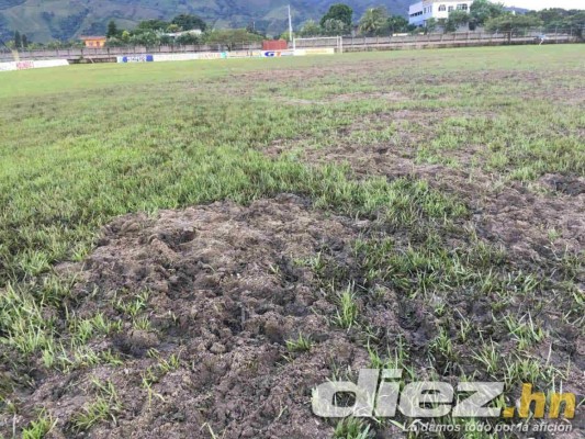 ¡POTRERO! Así de destrozada está la cancha del estadio de Tocoa
