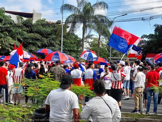 ¡Espectacular! Afición del Olimpia se desborda con banderazo al club y se acuerdan de Motagua