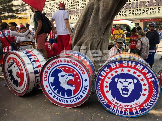 ¡AMBIENTAZO! La Ultra Fiel y su recorrido al estadio Nacional previo al Olimpia-Motagua