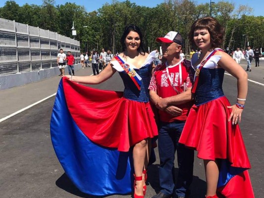 Los ticos llenan de color las afueras del Samara Arena para el juego ante Serbia