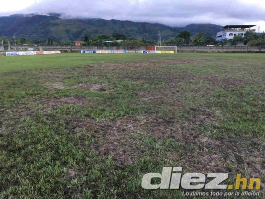 ¡POTRERO! Así de destrozada está la cancha del estadio de Tocoa