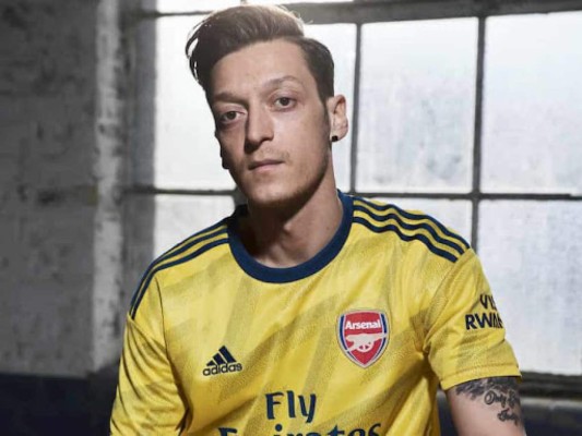 Ahora tiene una nueva ocupación: El calvario que vive Özil en el Arsenal por culpa de China