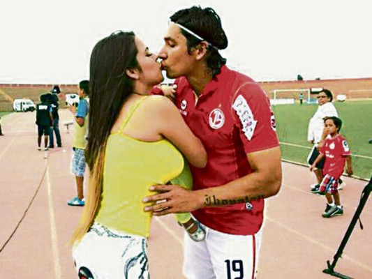 ¡ESCÁNDALO! Futbolista es acusado de intentar bajarle la mujer a compañero