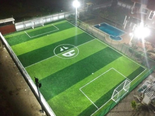 La bonita cancha que se mandó a hacer Alberth Elis en su lujosa casa