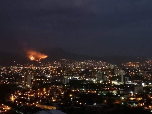 Las imágenes del voraz incendio en el sector de La Montañita en Tegucigalpa