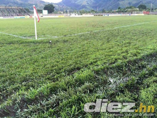 ¡POTRERO! Así de destrozada está la cancha del estadio de Tocoa