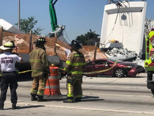 EN FOTOS: Puente peatonal en Miami se desploma días después de ser inaugurado