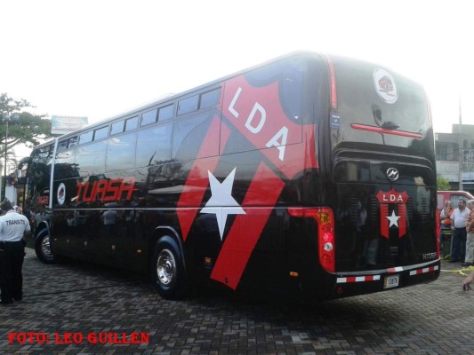 Los lujosos autobuses en lo que se transportan los legionarios hondureños