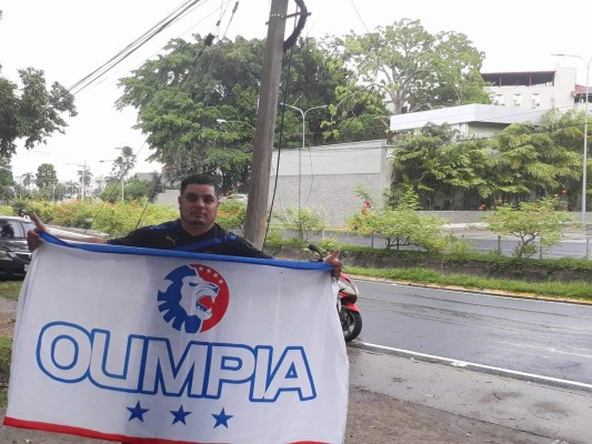 ENORME: La barra del Olimpia arropa al equipo previo a la final ante Santos