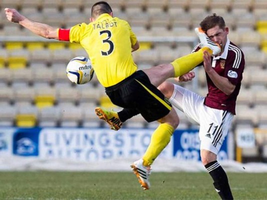 FOTOS: Las mejores 'barridas al pecho' del fútbol