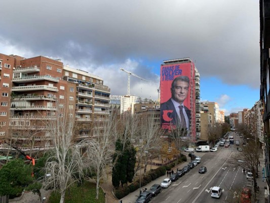 Barcelona: Laporta coloca un cartel gigante frente al Bernabéu y las redes estallan con memes
