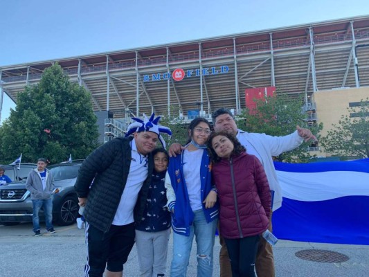 Un esposo canadiense y varias familias catrachas arribaron a Toronto para apoyar a Honduras