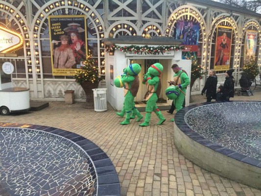 Jugadores del Leicester City se disfrazaron para celebrar su liderato