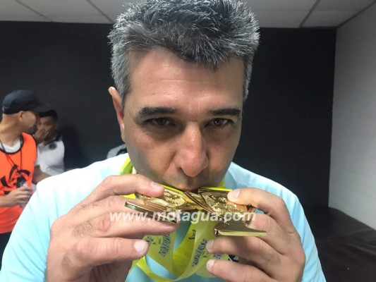 ¡Enorme sonrisa! Diego Vázquez, el que más festejó en el camerino de Motagua tras el bicampeonato