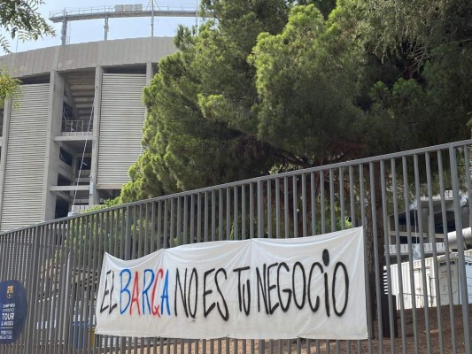 ''Engañaste a D10s'': afición del Barça ataca a Laporta en las afueras del estadio tras el adiós de Messi