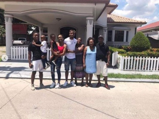 Futbolistas hondureños y sus grandes gestos con sus familias tras recordar su dura niñez