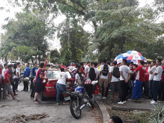 ENORME: La barra del Olimpia arropa al equipo previo a la final ante Santos