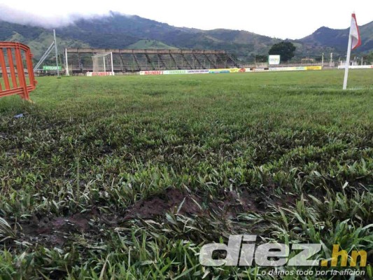¡POTRERO! Así de destrozada está la cancha del estadio de Tocoa