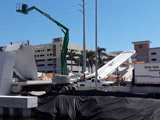 EN FOTOS: Puente peatonal en Miami se desploma días después de ser inaugurado