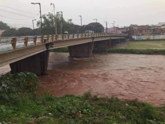 Impactantes fotos: El río Choluteca se desbordó en la primera avenida del centro de Tegucigalpa