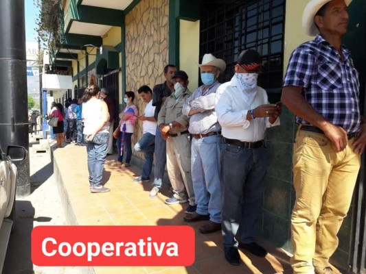 Hondureños abarrotan instituciones bancarias en medio del brote del covid-19
