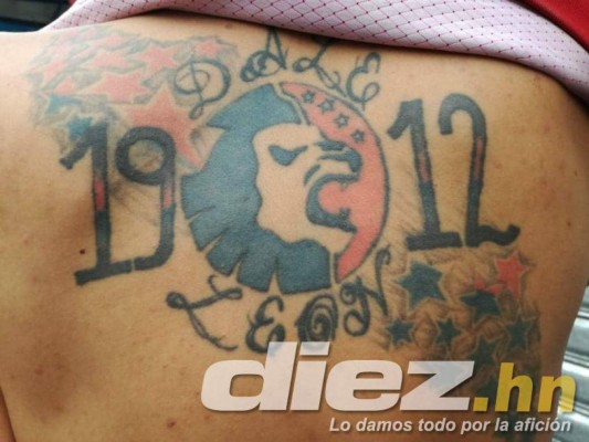 Ambientazo: Largas filas y hasta hinchas tatuados en la final entre Motagua y Olimpia