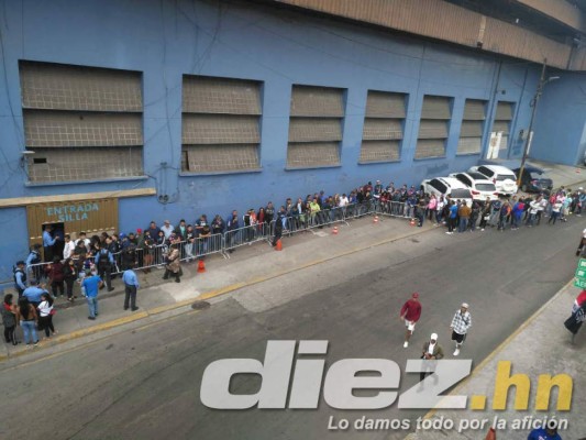 Ambientazo: Largas filas y hasta hinchas tatuados en la final entre Motagua y Olimpia