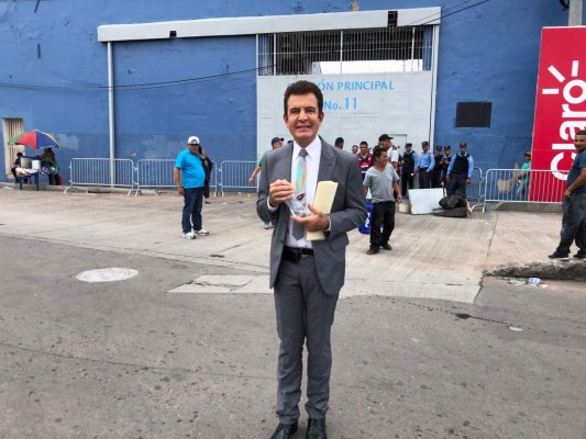Maynor Figueroa, curioseando el celular a su esposa y Michaell Chirinos viendo a Olimpia