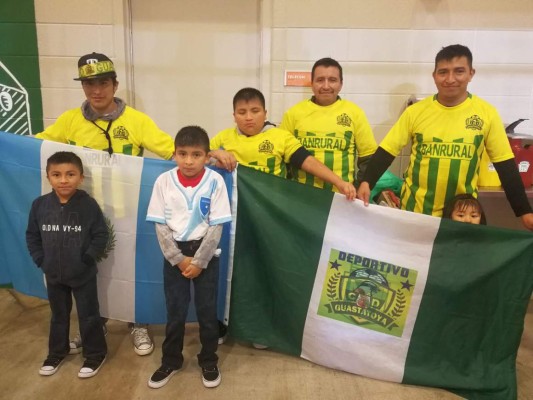¡Ni la lluvia los detuvo! Afición del Guastatoya puso el ambiente en el BBVA Compass Stadium