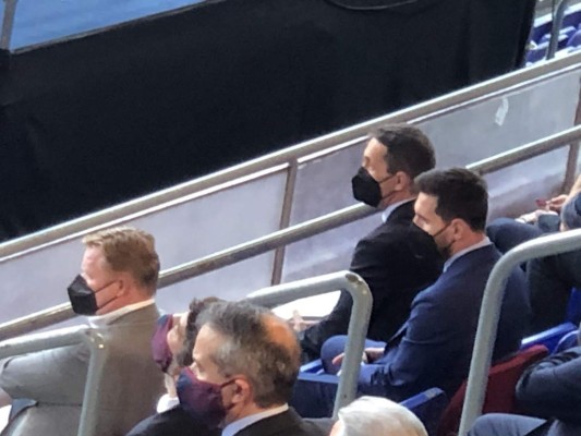 Un abrazo con signos de renovación: Laporta se reencontró con Messi en su investidura como presidente del Barcelona