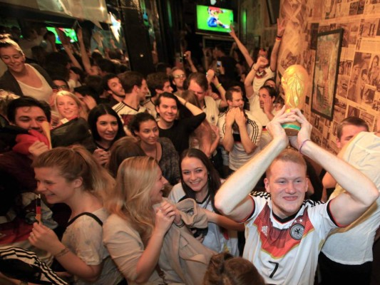 Alemanes celebran campeonato mundial