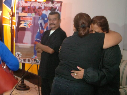 Desconsolada y sin resignación, así sufre madre de Arnold Peralta