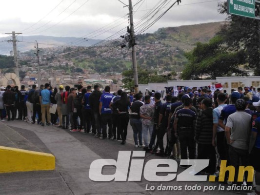 Ambientazo: Largas filas y hasta hinchas tatuados en la final entre Motagua y Olimpia