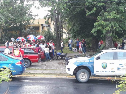 ENORME: La barra del Olimpia arropa al equipo previo a la final ante Santos