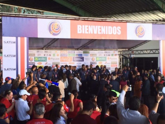 Costa Rica llegó a su país y fue recibida por el presidente