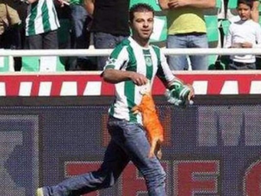 TOP: Las cosas más raras que han lanzado a un campo de fútbol